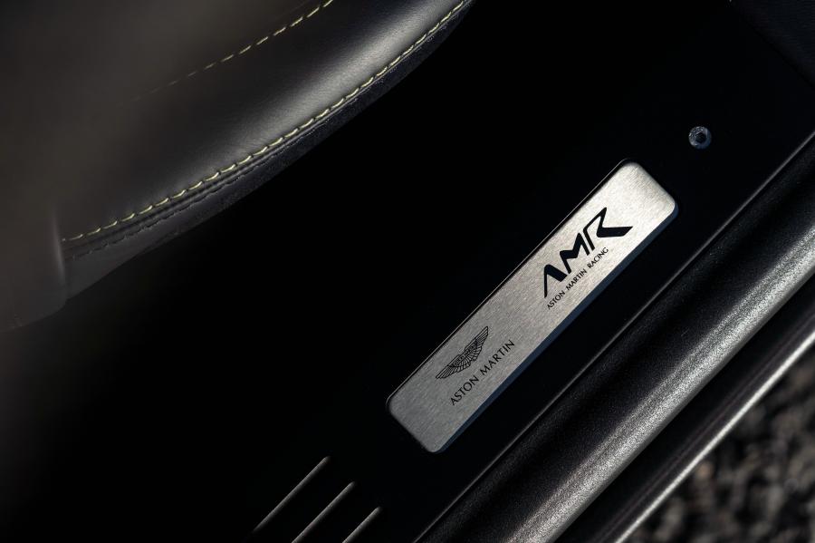 Детали интерьера Aston Martin DB11 AMR Signature Edition 2018 года  (UK) (фото 13 из 40)